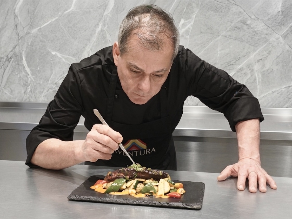 Chefkoch Mario Laguna richtet ein Gericht an