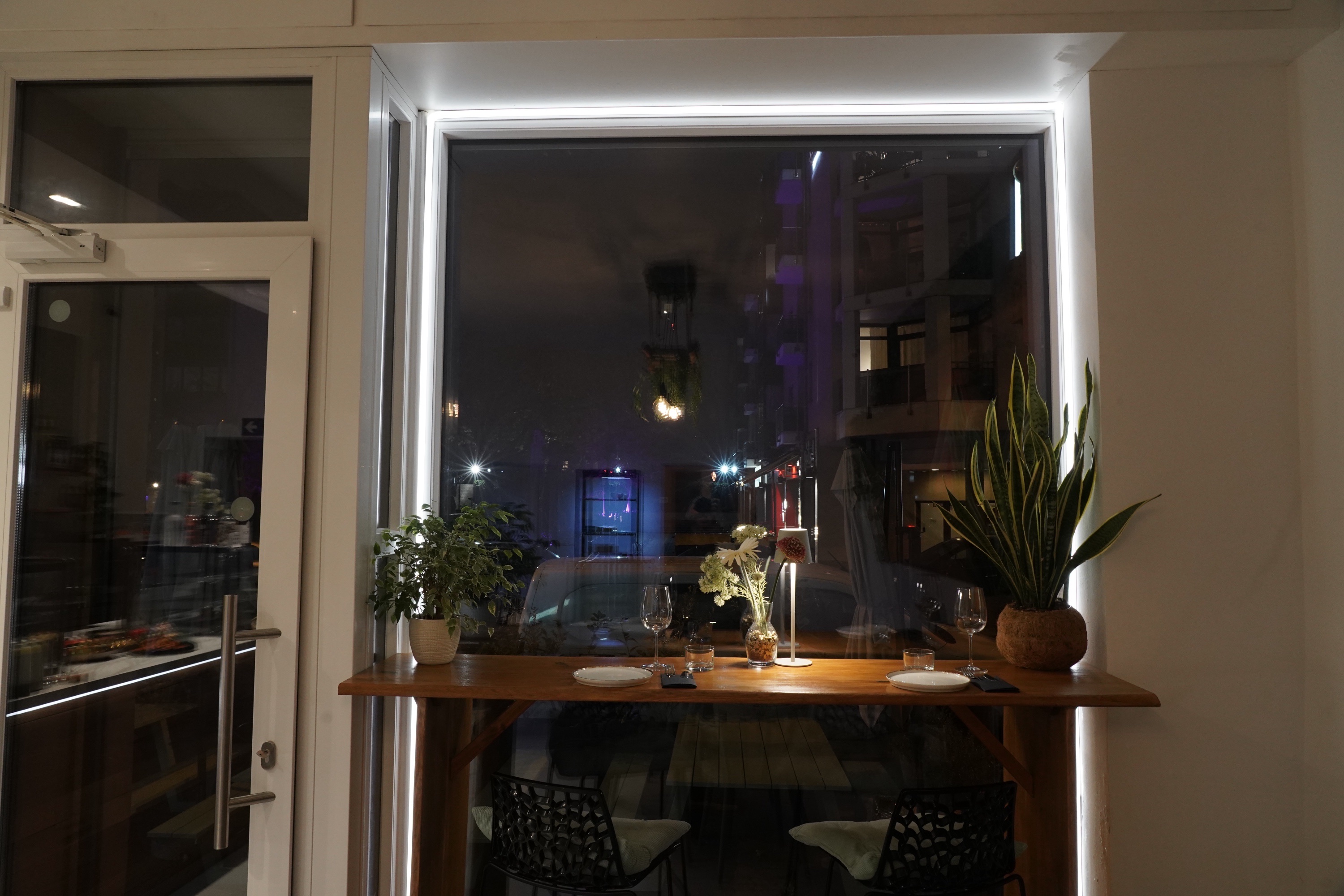 Aventura Tisch am Fenster